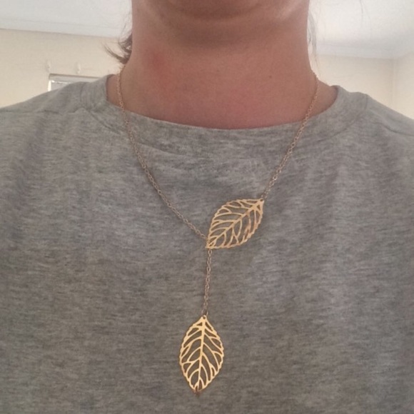 Double Leaf Delicate 🍃 Gold Necklace - Picture 3 of 8